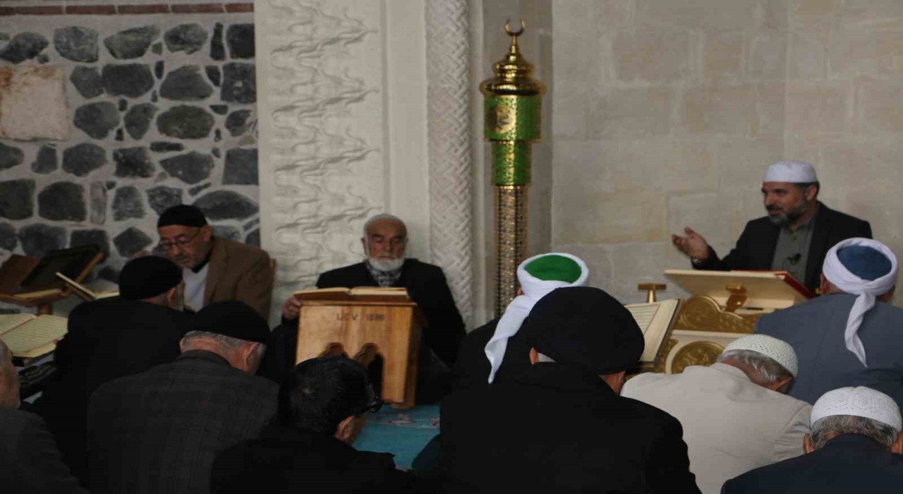 İslam aleminin 5. Harem-i Şerifinde mukabele geleneği devam ediyor