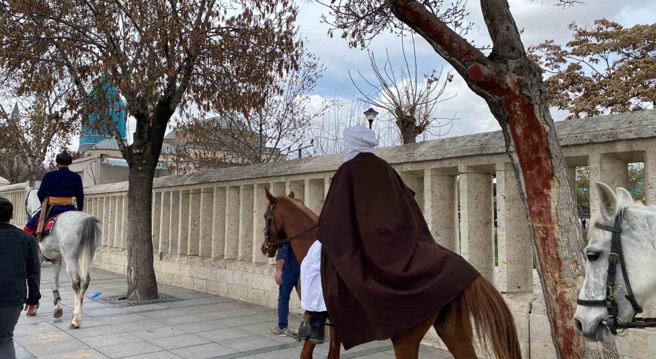 İspanyadan at sırtında hac için yola çıkan 3 arkadaş Mevlana Müzesini ziyaret etti