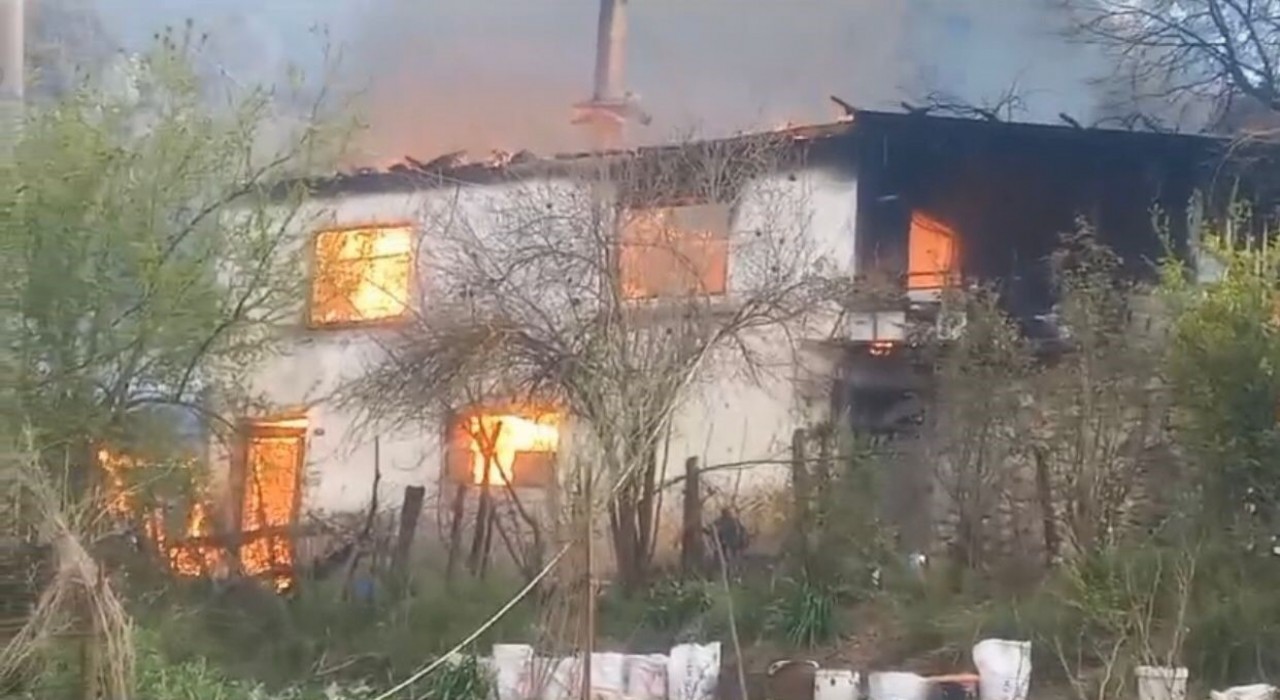 Ispartada 2 katlı ev yangında küle döndü