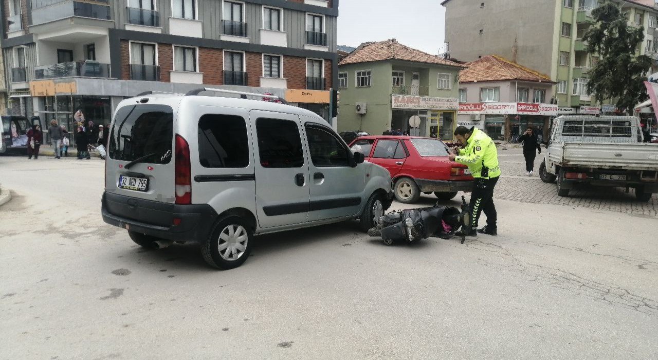 Ispartada kazada yola savrulan motosiklet sürücüsü yaralandı