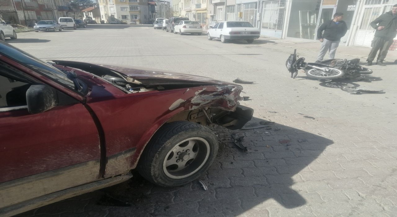 Ispartada otomobil ile motosiklet çarpıştı: 14 yaşındaki sürücü yaralandı