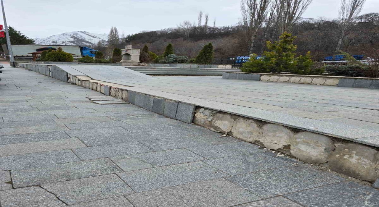 İspirde hükümet konağı önü harabeye döndü