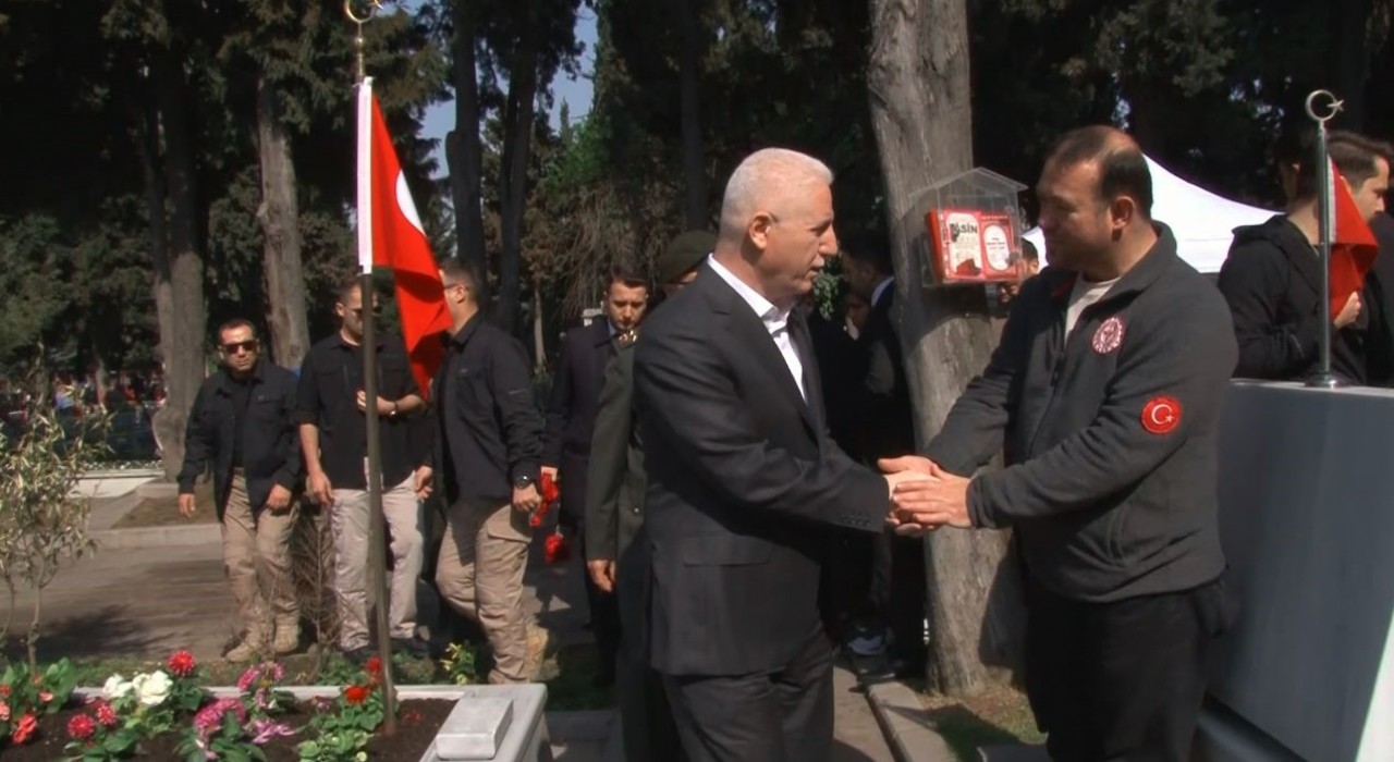 İstanbul Valisi Davut Gül, Edirnekapı Şehitliğini ziyaret etti