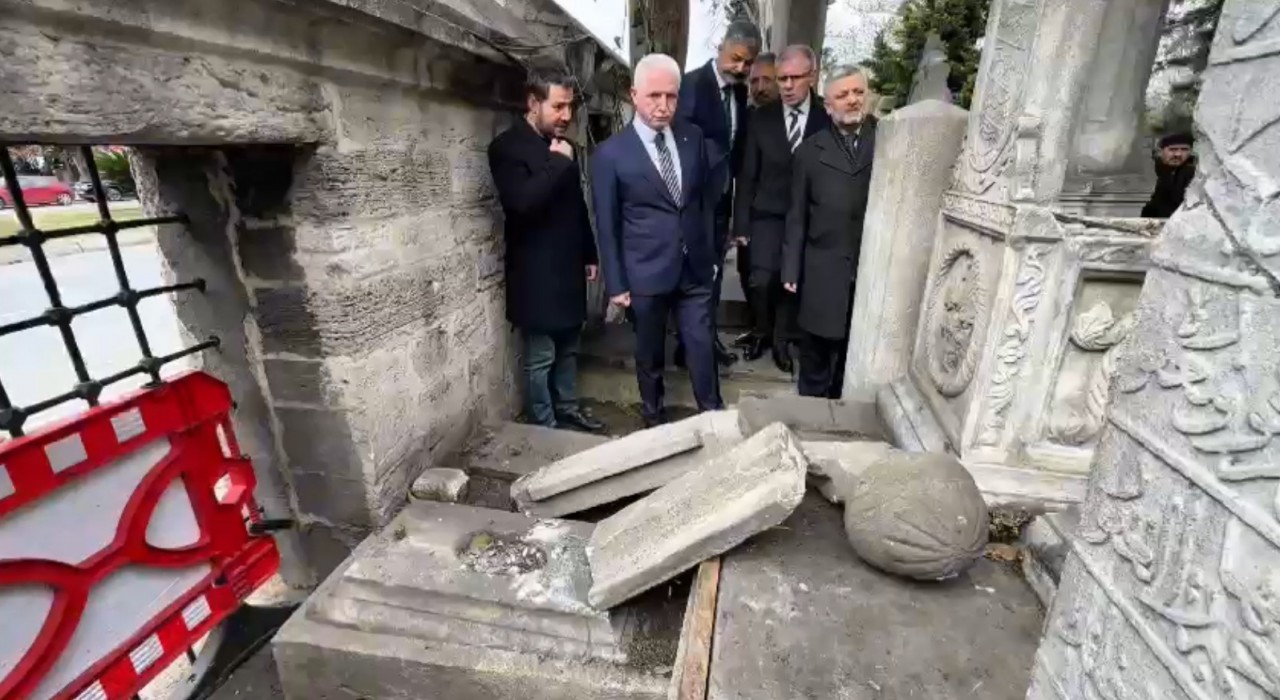 İstanbul Valisi Davut Gül, Şehzadebaşı Camii ve haziresinde incelemelerde bulundu
