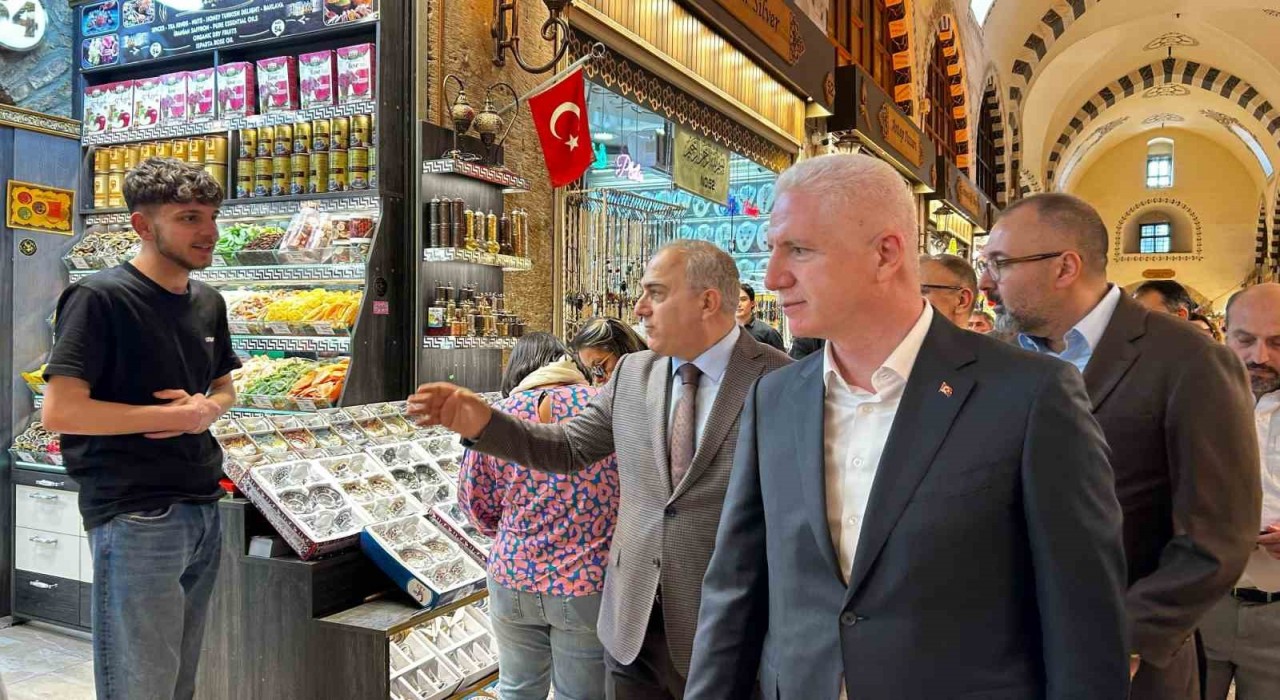 İstanbul Valisi Gül, Mısır Çarşısı esnafını ziyaret etti