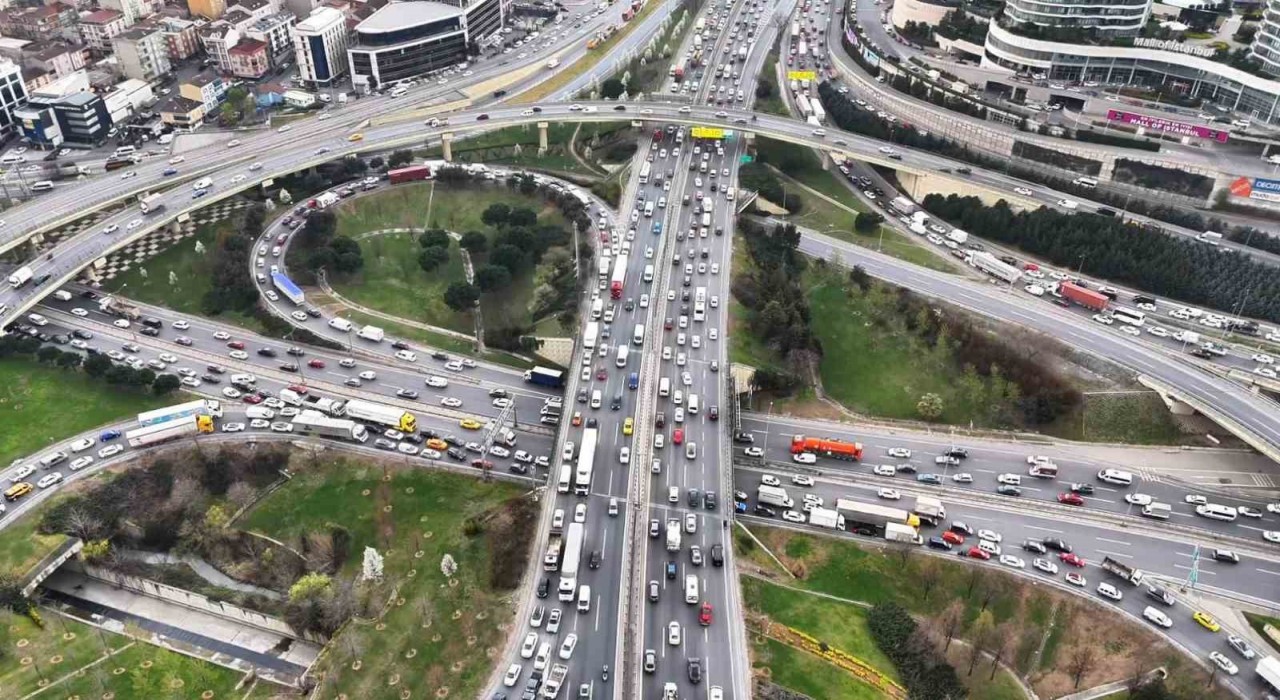 İstanbulda bayram trafiği havadan görüntülendi, trafik yoğunluğu yüzde 83e ulaştı