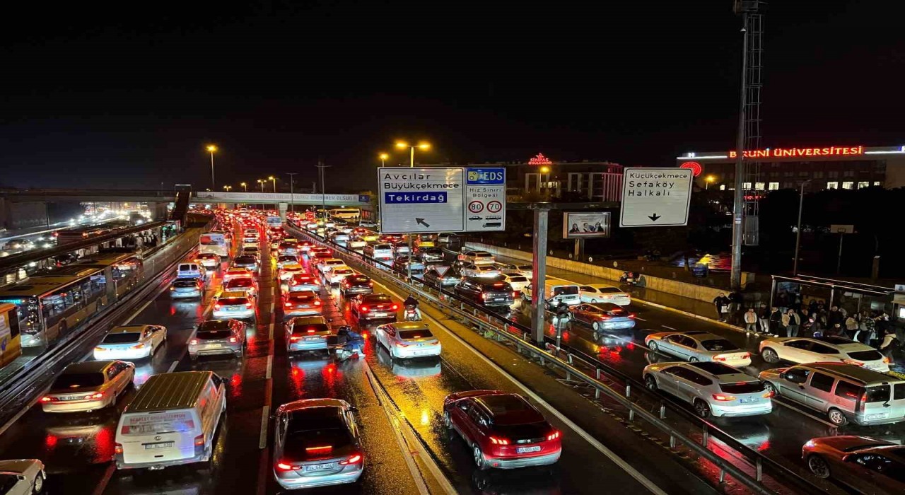 İstanbulda bayramda trafik yoğunluğu yağmurun etkisiyle yüzde 74e yükseldi