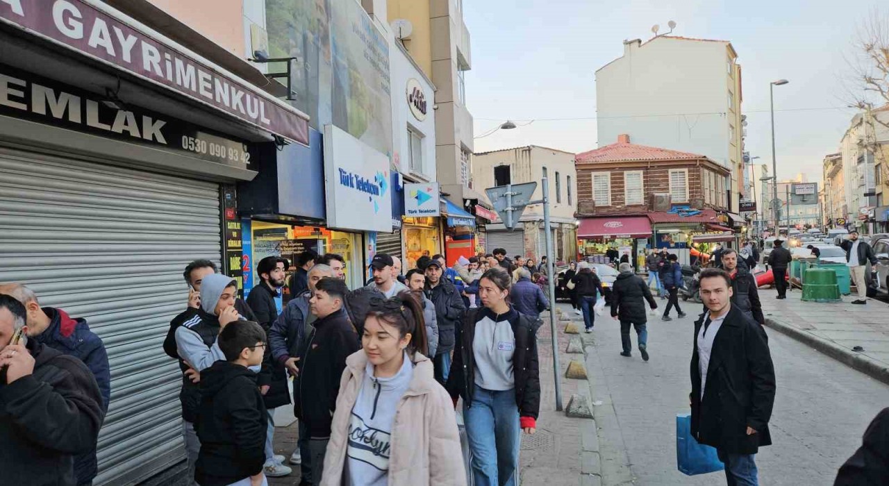 İstanbulda Ramazanın ilk gününde pide kuyruğu