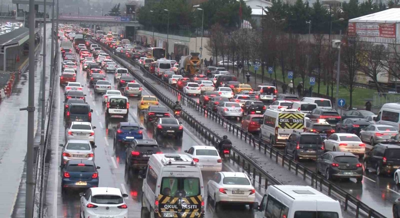 İstanbulda trafik yoğunluğu yüzde 80e ulaştı