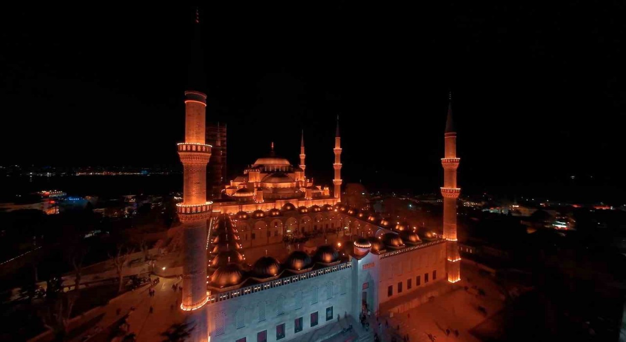 İstanbuldaki camilerde Kadir Gecesi yoğunluğu havadan görüntülendi