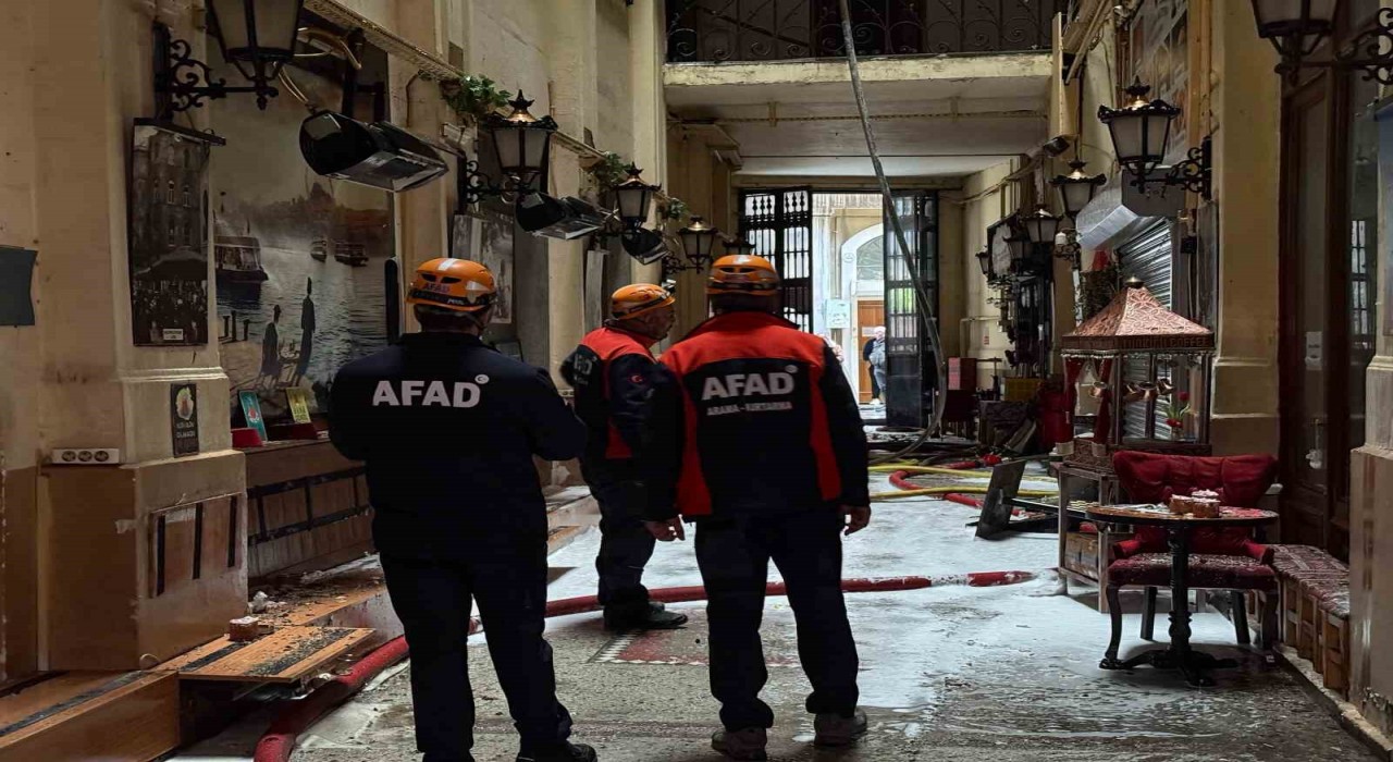 İstiklal Caddesindeki tarihi Suriye Pasajında yangın paniği