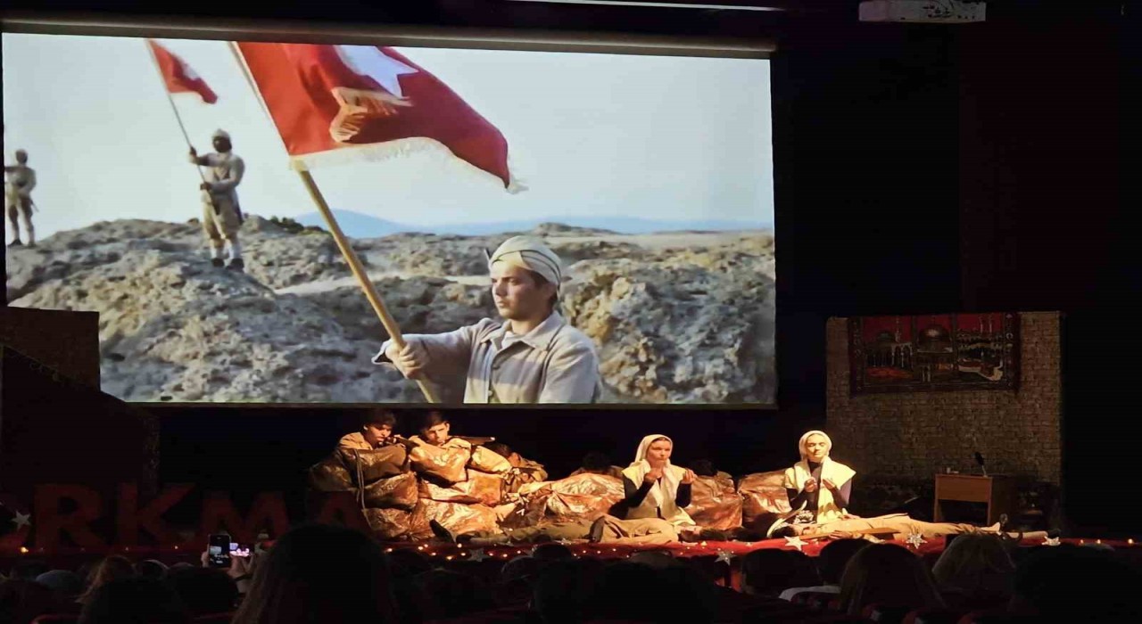 İstiklal Marşı ve Mehmet Akif, Gölcükte tiyatro sahnesine taşındı