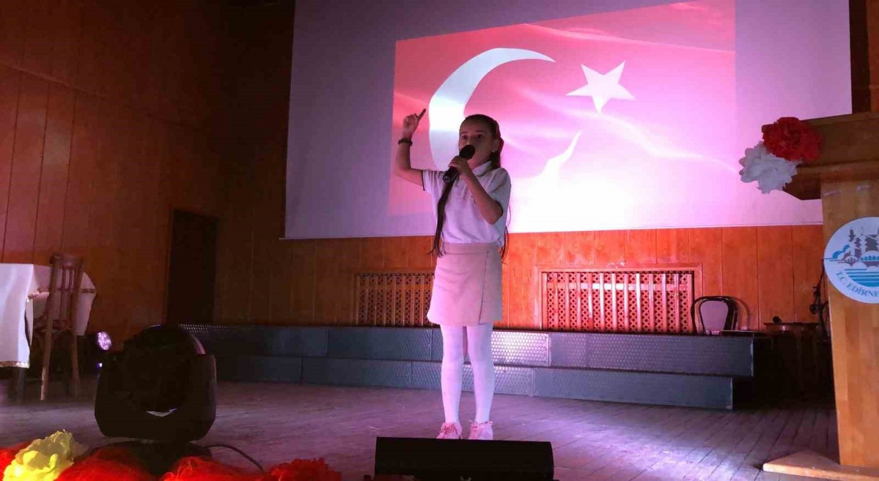 İstiklal Marşını ezbere okuyan küçük Zeynepin performansı duygulandırdı