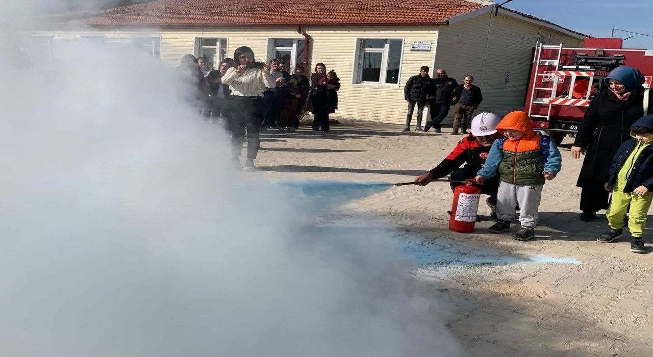 İtfaiye ekiplerinden anaokulunda yangın tatbikatı