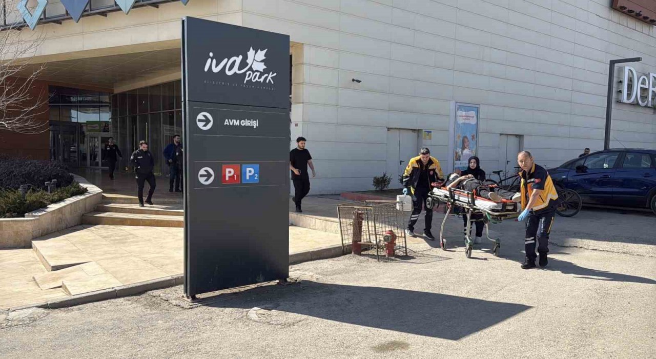 İVA Park AVMde yüksekten düşen genç yaralandı