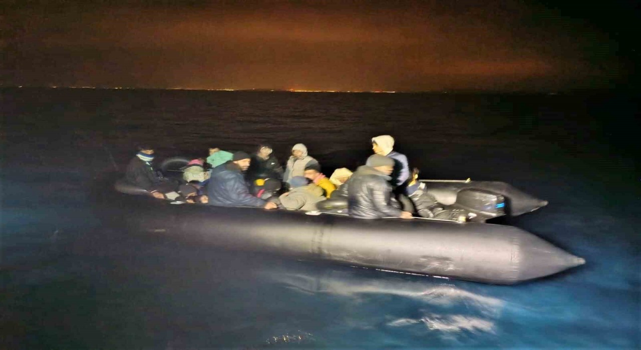 İzmir açıklarında 24 düzensiz göçmen yakalandı