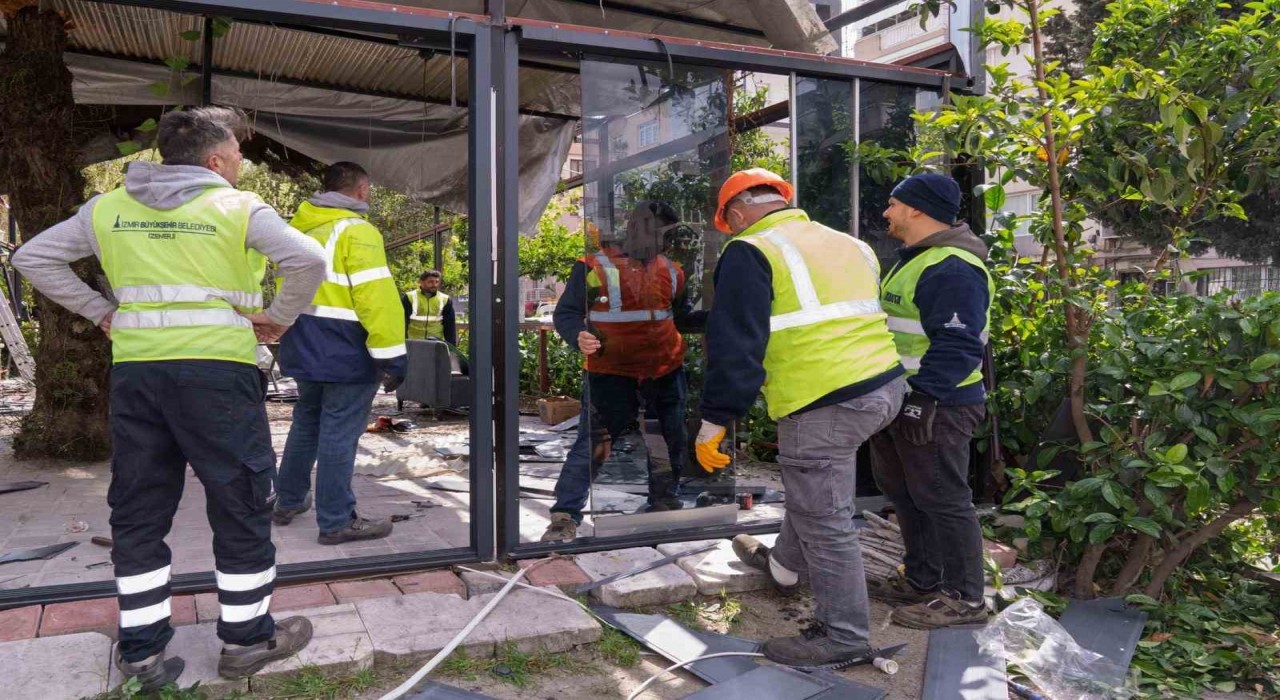 İzmir Büyükşehir Belediyesi kaçak yapıların yıkımına başladı
