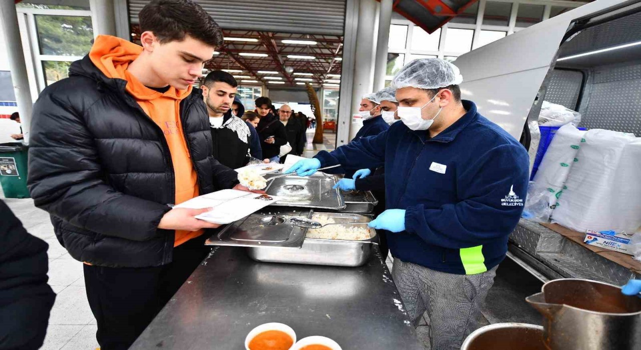 İzmir Büyükşehirden öğrencilere ücretsiz yemek