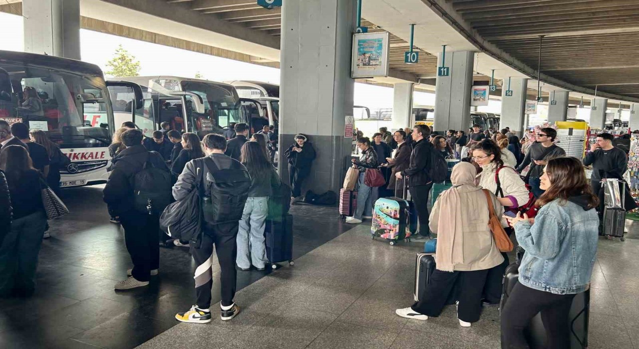 İzmir Otogarında bayram öncesi biletler tükendi, seferler yüzde 70 arttırıldı