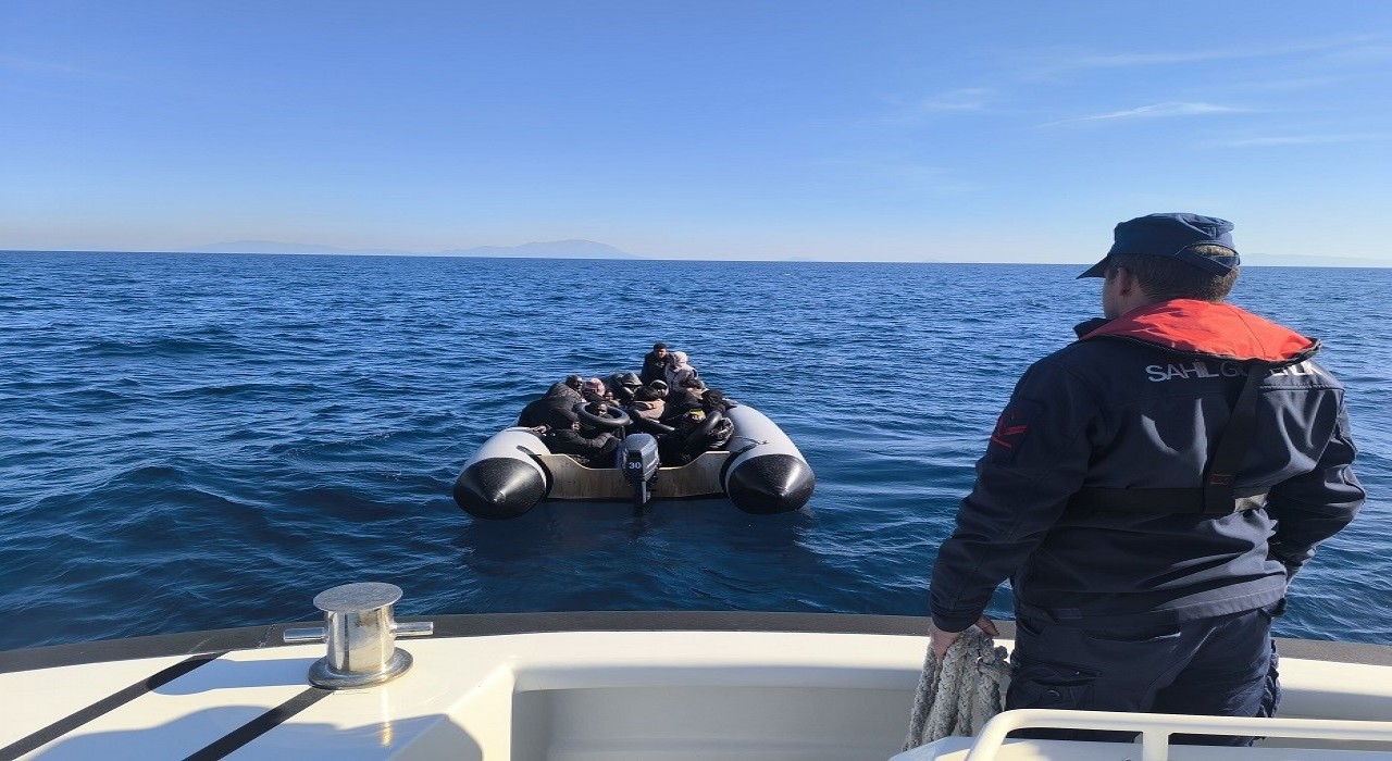 İzmirde 55 göçmen kurtarıldı, 2 göçmen kaçakçısı yakalandı