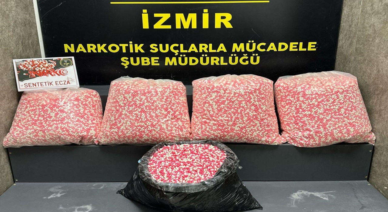 İzmirde araçta 160 binden fazla uyuşturucu hap ele geçirildi