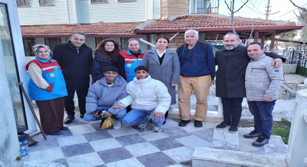 İzmirde ‘Bir İyilik Hareketi projesiyle esnaf ve gençler el ele verdi
