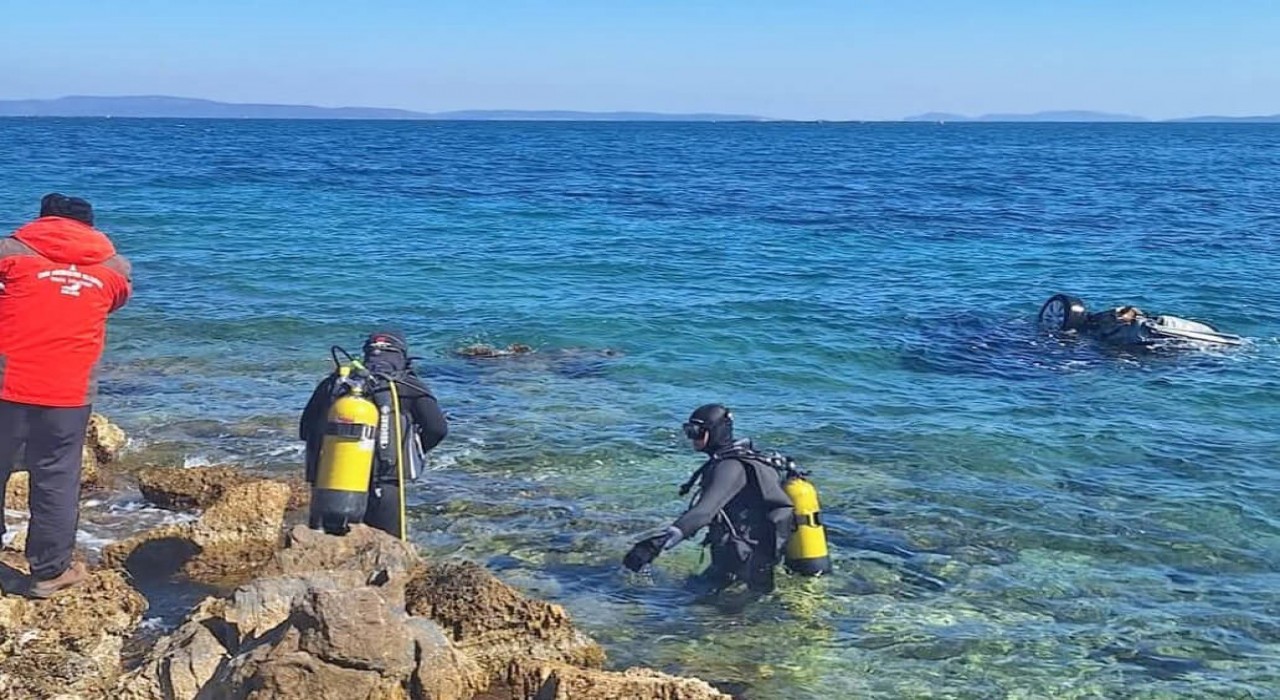 İzmirde denize düşen araç içinde bir kişi hayatını kaybetti