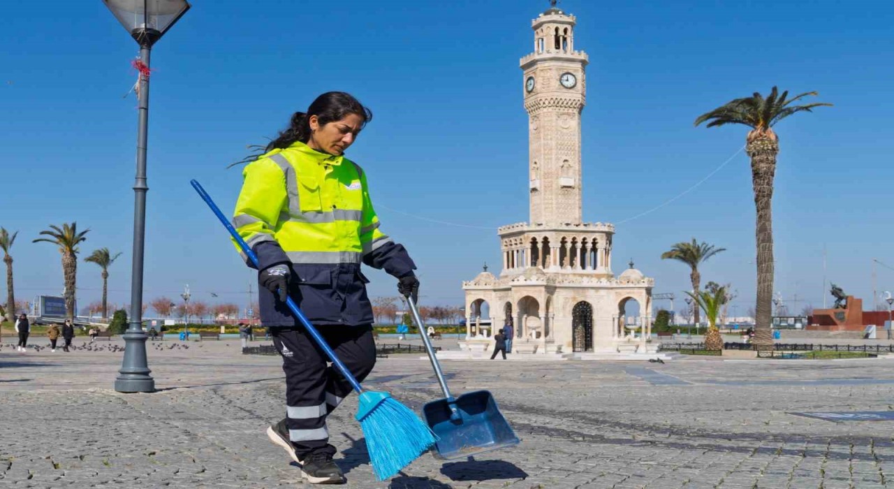 İzmirde kadın emeği kenti güzelleştiriyor