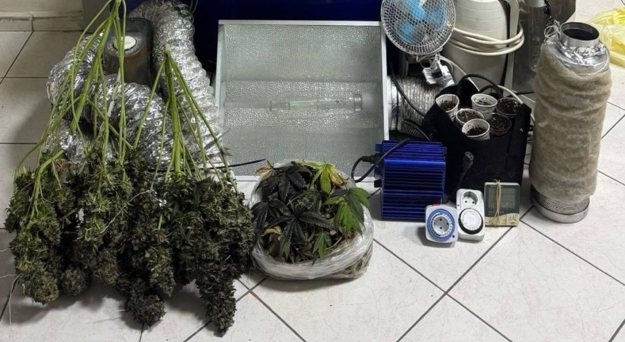 İzmirde kapıcı dairesi uyuşturucu imalathanesi çıktı