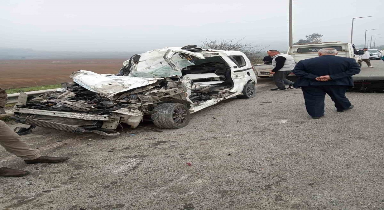 İzmirde otomobil tıra çarptı, sürücü yaşamını yitirdi