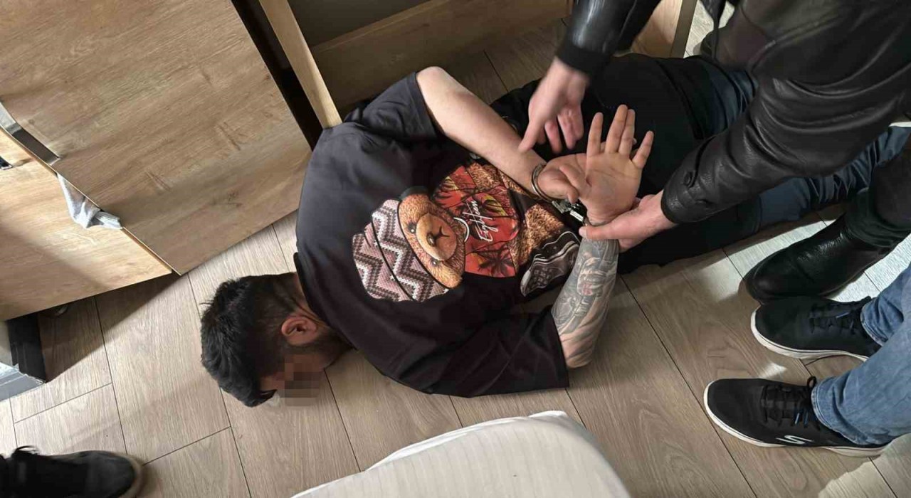 İzmirde taksiciyi gasbeden şahıs otel odasında yakalandı