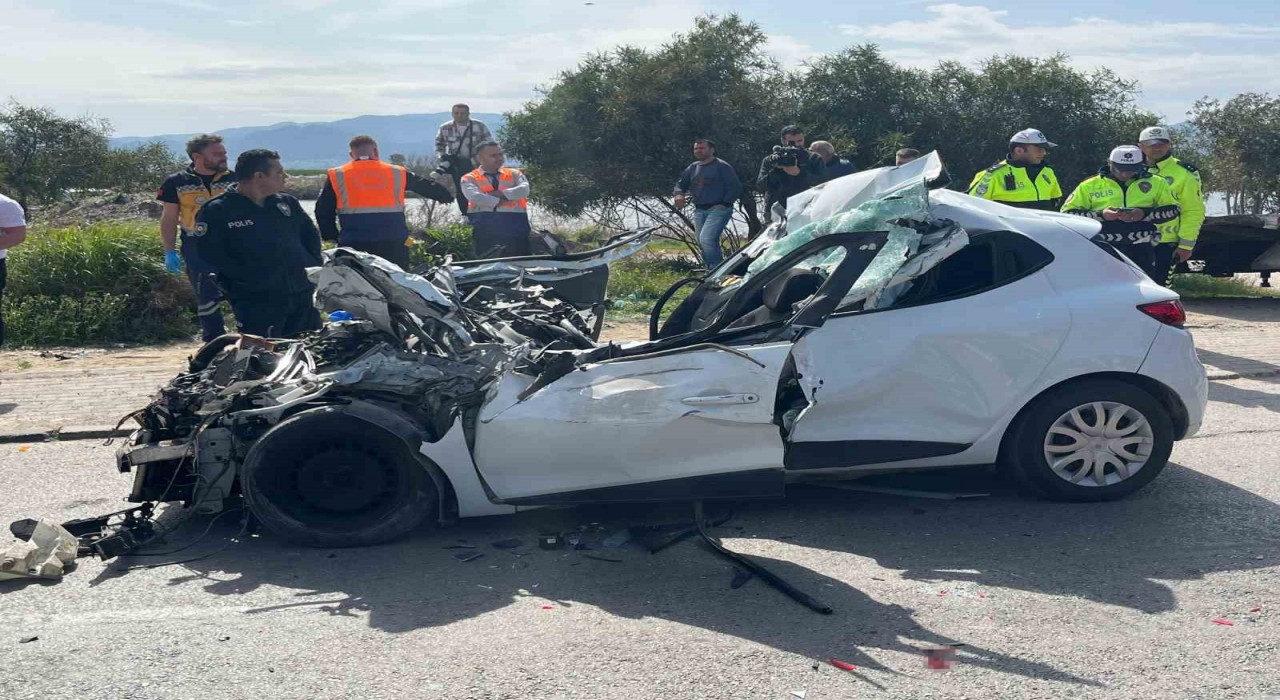 İzmirde tırın altına giren otomobil hurdaya döndü: 1 ölü