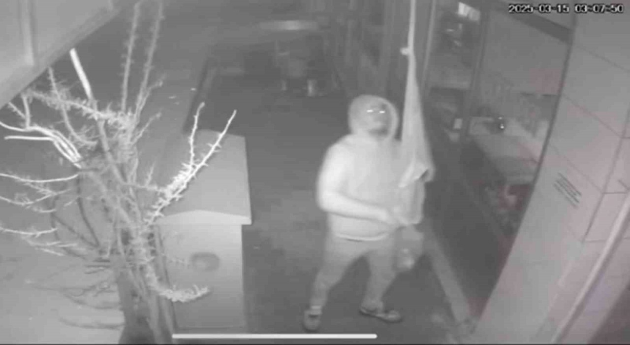 İzmirde Türk bayrağına çirkin saldırı