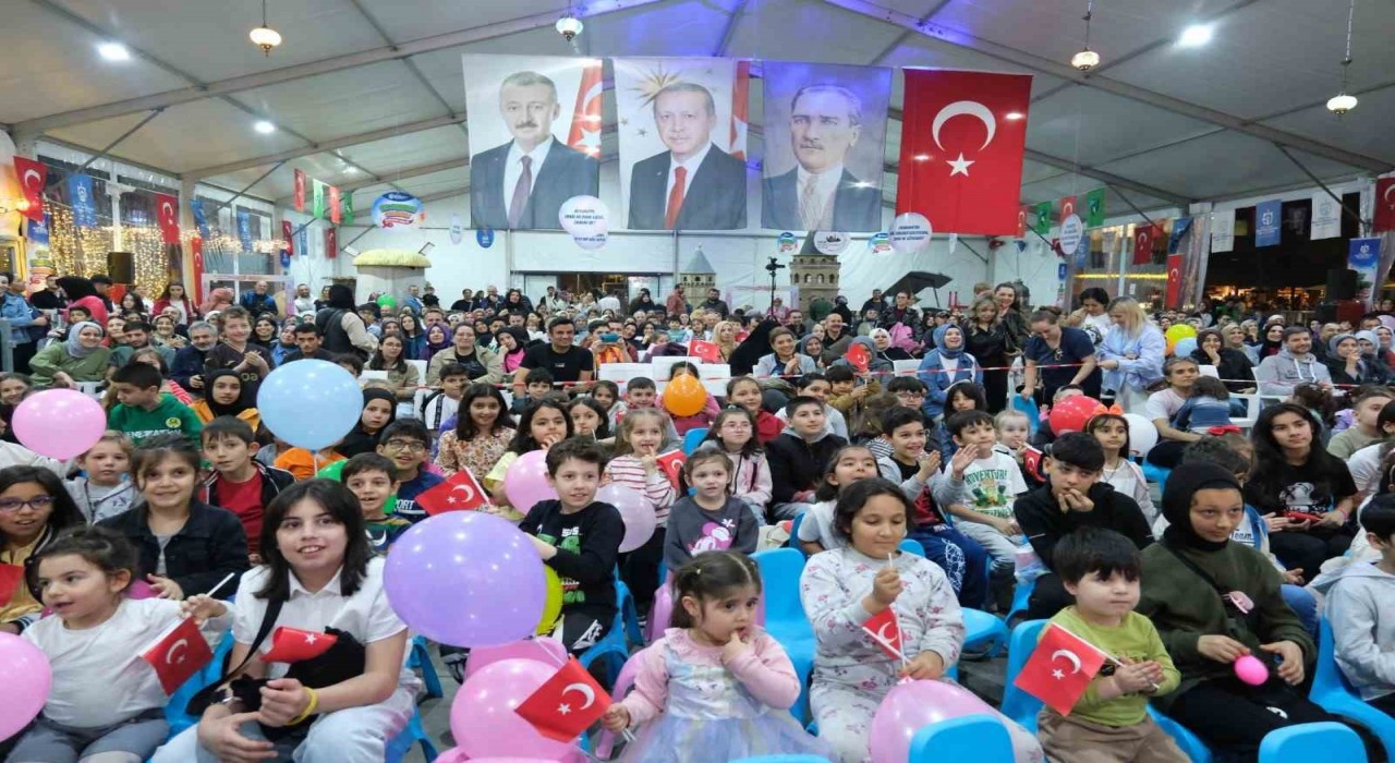 İzmit Kent Meydanında eğlenceye tam gaz devam