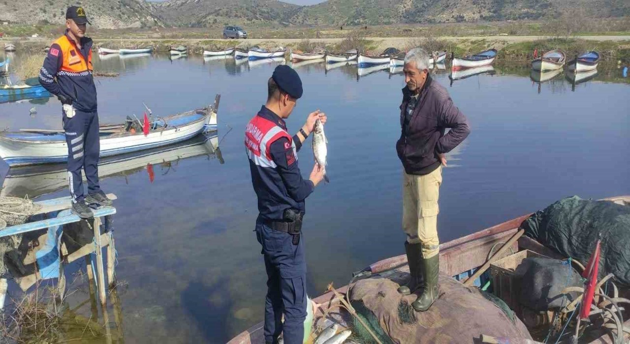Jandarma, Bafa Gölünde balık avcılarını denetledi