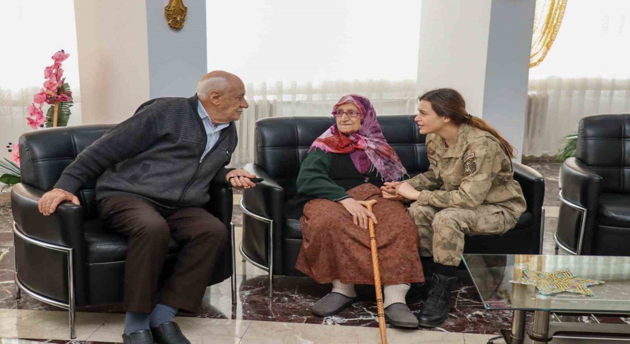 Jandarma ekipleri huzurevi sakinleriyle bir araya geldi