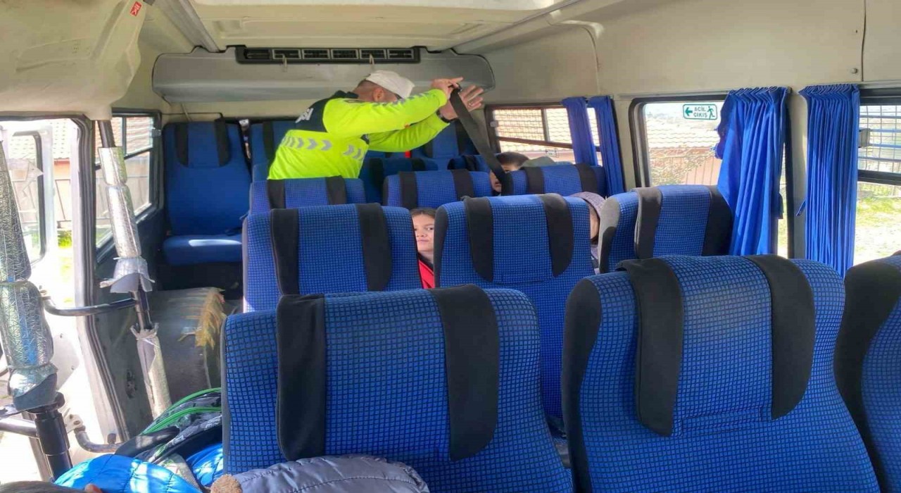 Jandarma ekipleri okul servis araçlarını denetledi