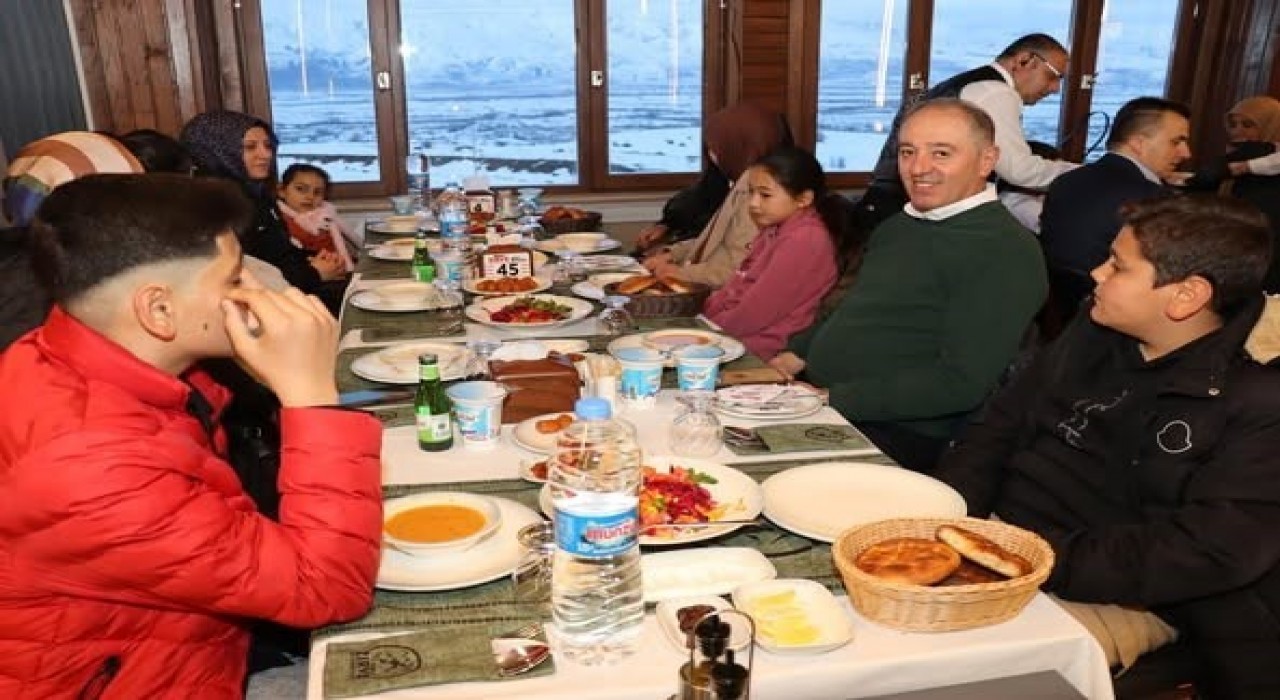 Jandarma iftarda çocukları ağırladı