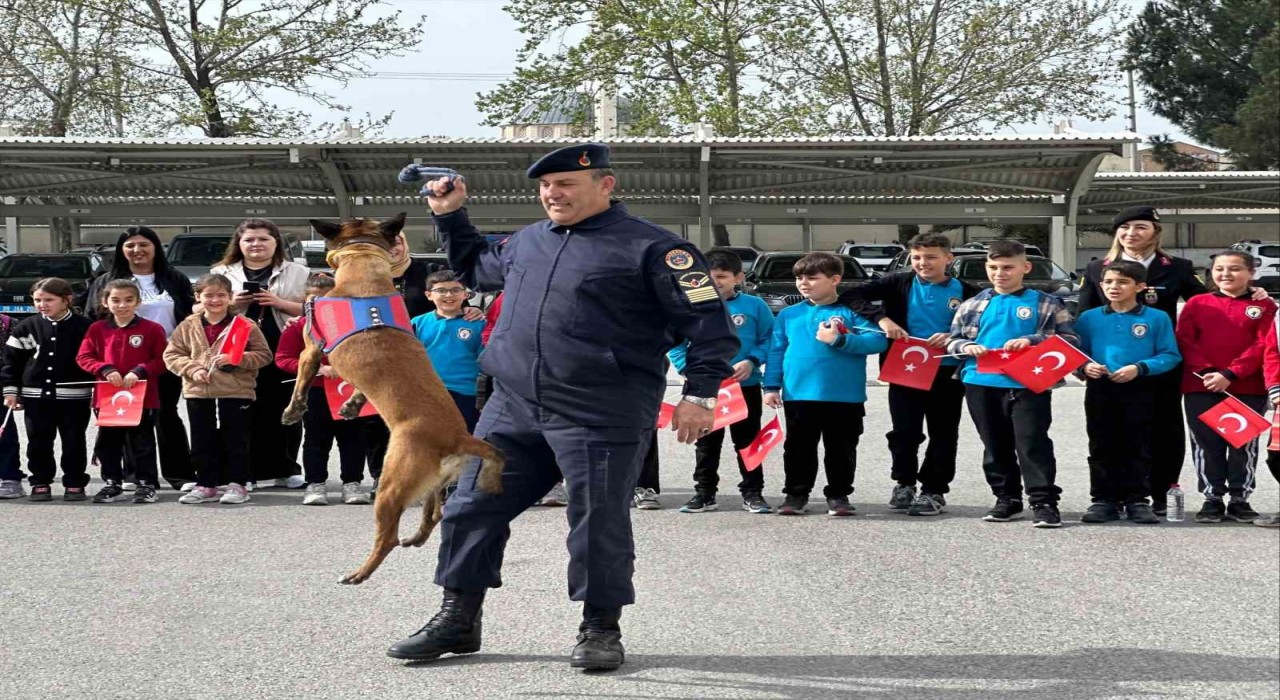 Jandarma ilkokul öğrencilerini ağırladı