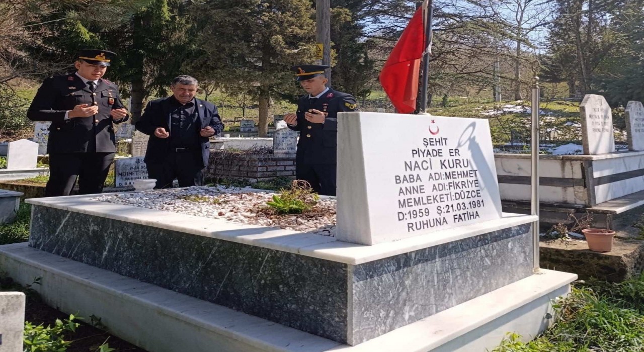 Jandarma şehit ailesini ve kabrini ziyaret etti