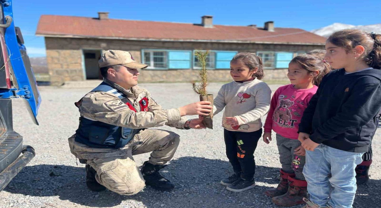 Jandarma ve öğrencilerden fidan dikme etkinliği