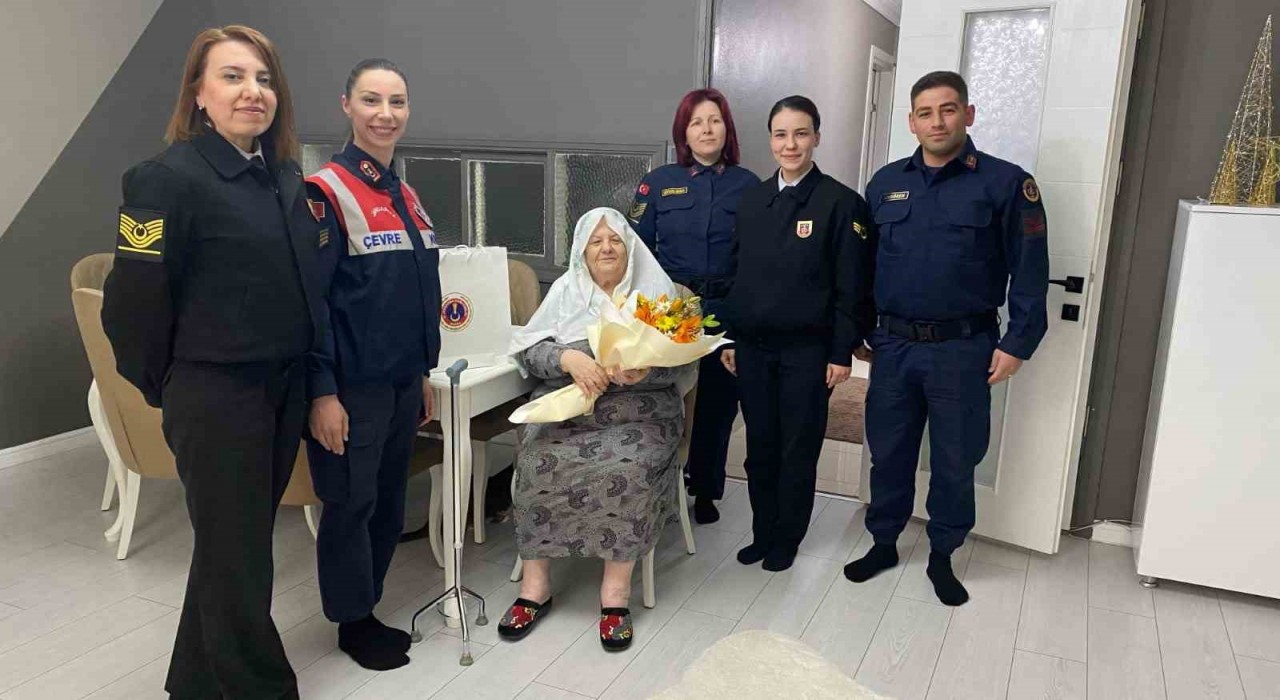 Jandarmadan Rüküş Anneanne Rukiye Eryiğite anlamlı ziyaret