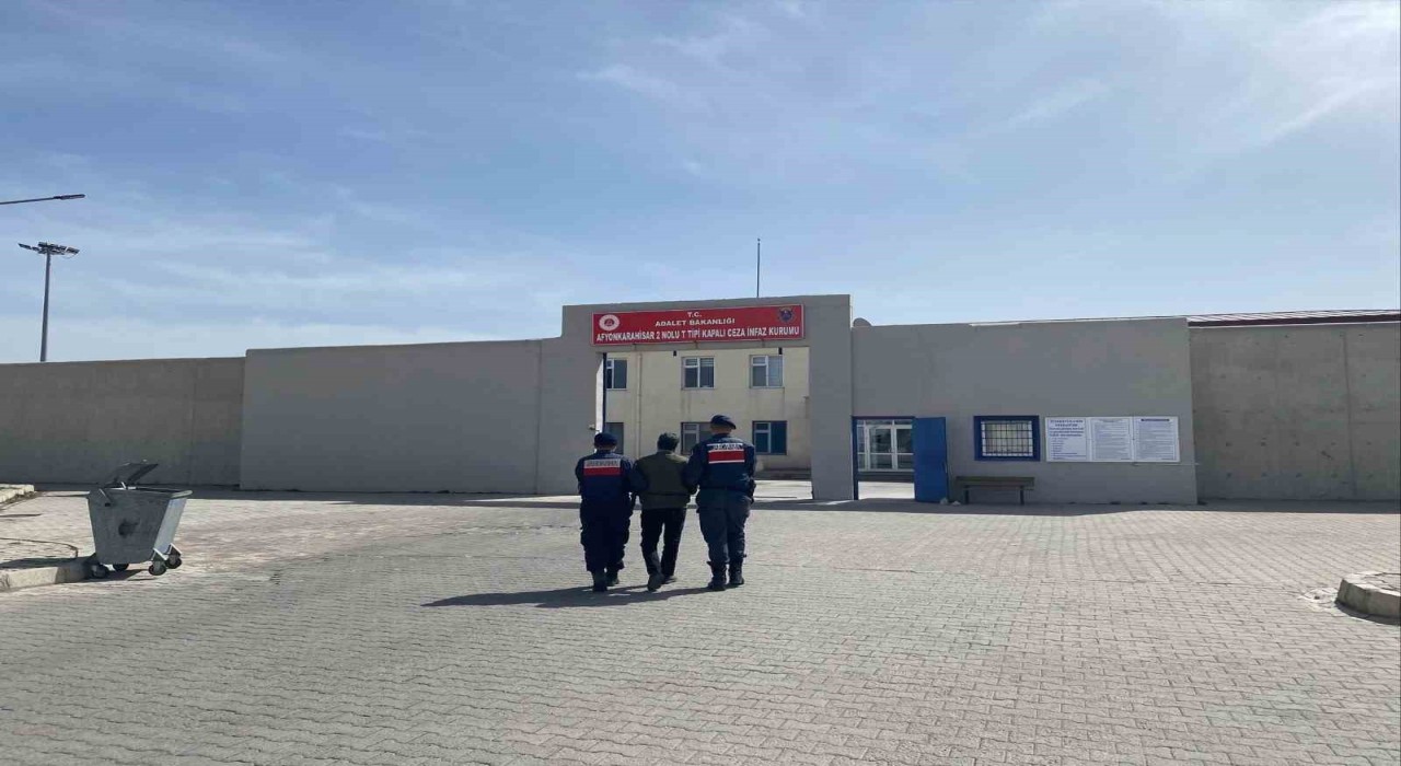 Kaçakçılık suçundan aranan şahsı jandarma yakaladı