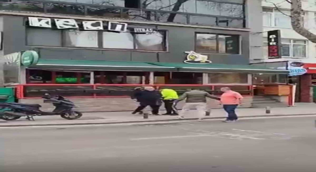 Kadıköyde elinde silahla bir mekana giren şahsa trafik polisi müdahale etti