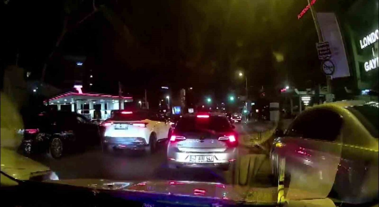 Kadıköyde polisin dur ihtarına uymadı, makas atarak kaçtı