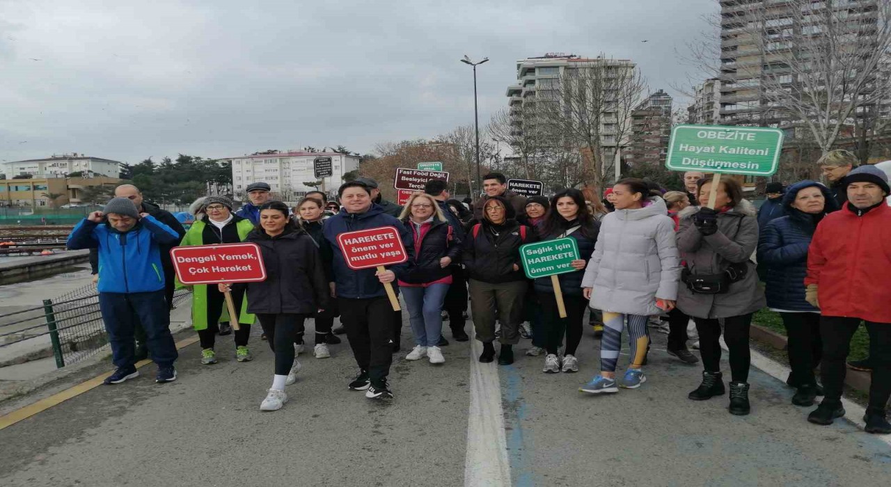 Kadıköylüler, Dünya Obezite Gününde farkındalık oluşturmak için sahilde yürüdü