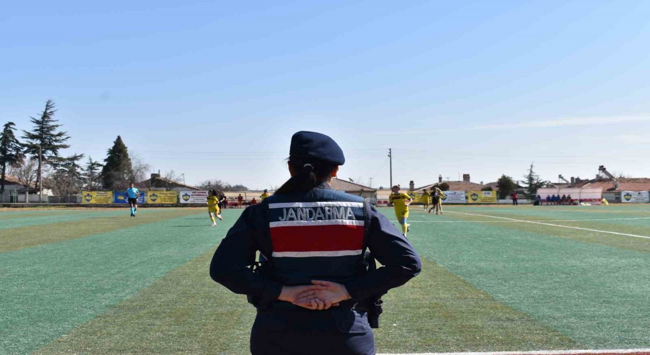 Kadın jandarma, kadın futbol takımının maçında güvenliği sağlayıp bilgilendirdi