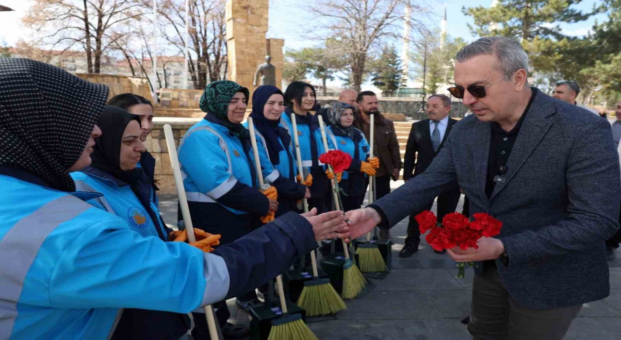 Kadın temizlik görevlileri karanfillerle işbaşı yaptı