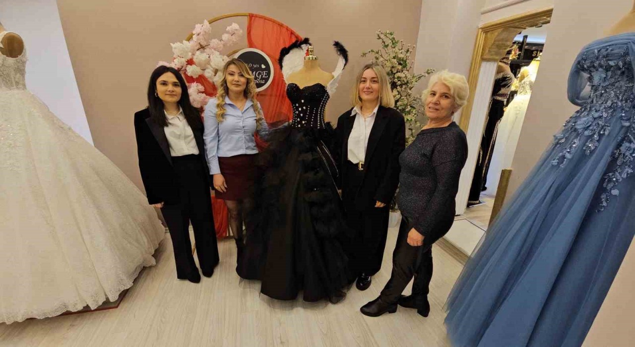 Kadına şiddete dikkat çekmek için 8 Marta özel siyah gelinlik tasarladı
