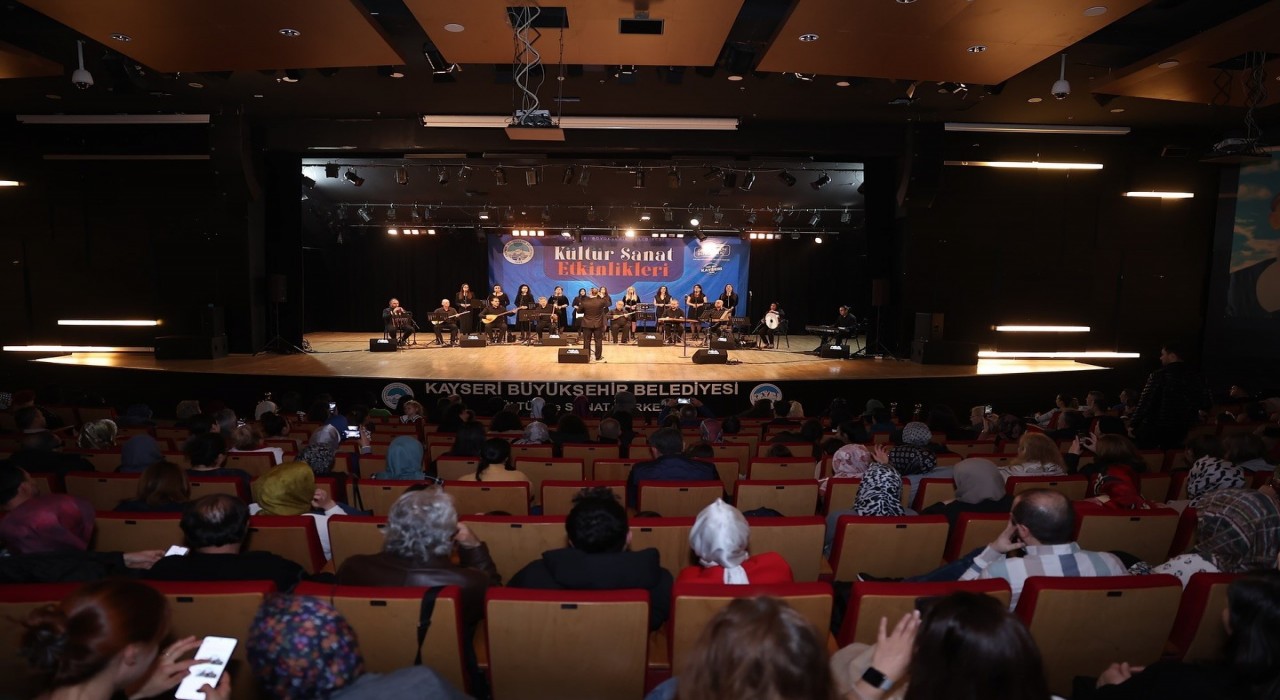Kadınlar Günü Konserinde Türk Halk Müziği şöleni